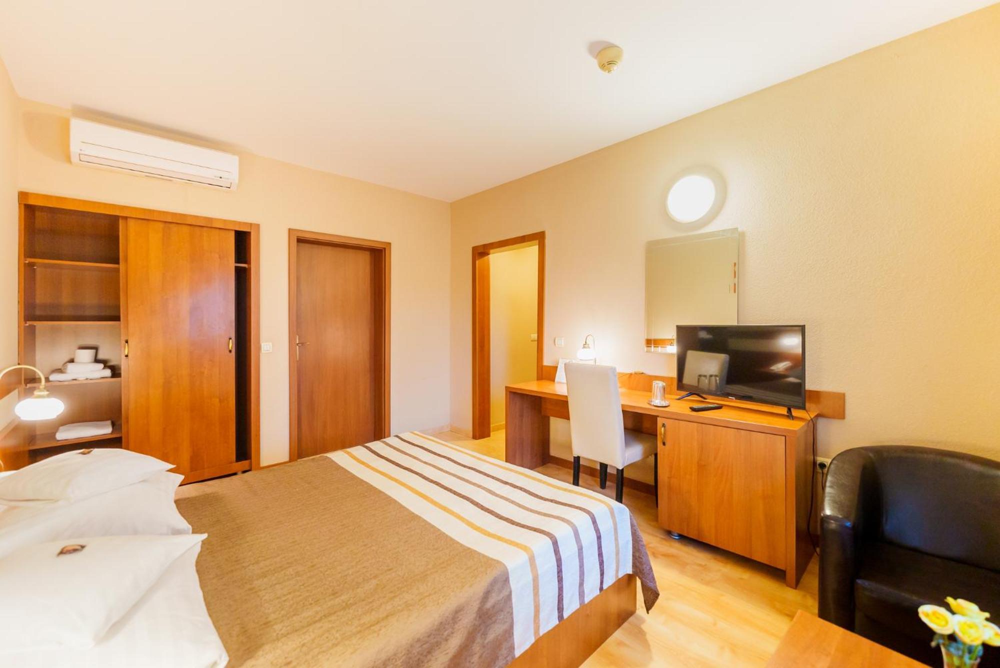 Hotel Crisana Arad Esterno foto