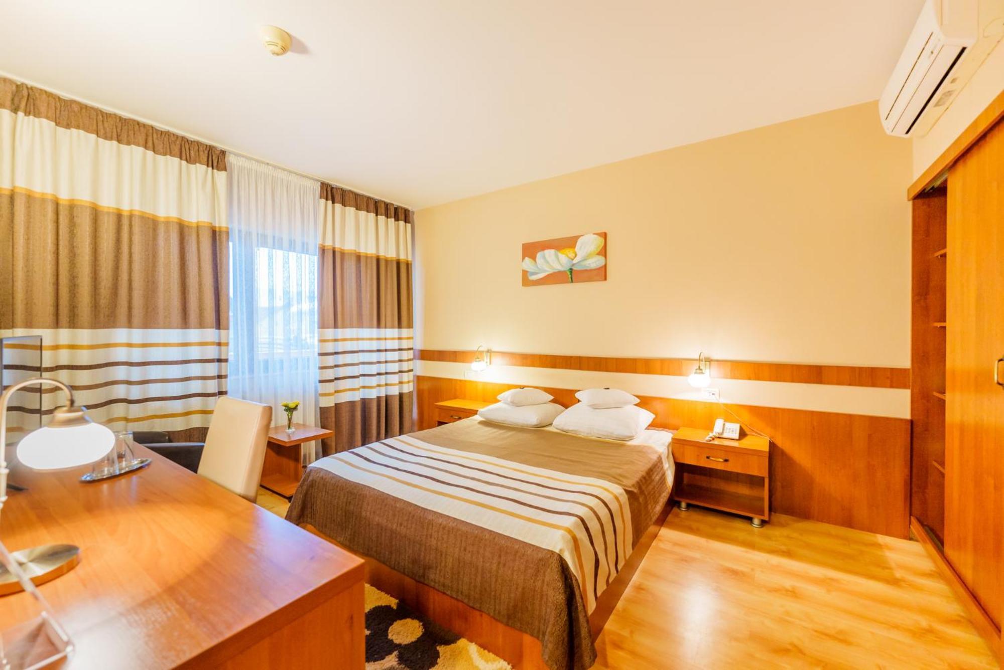 Hotel Crisana Arad Esterno foto