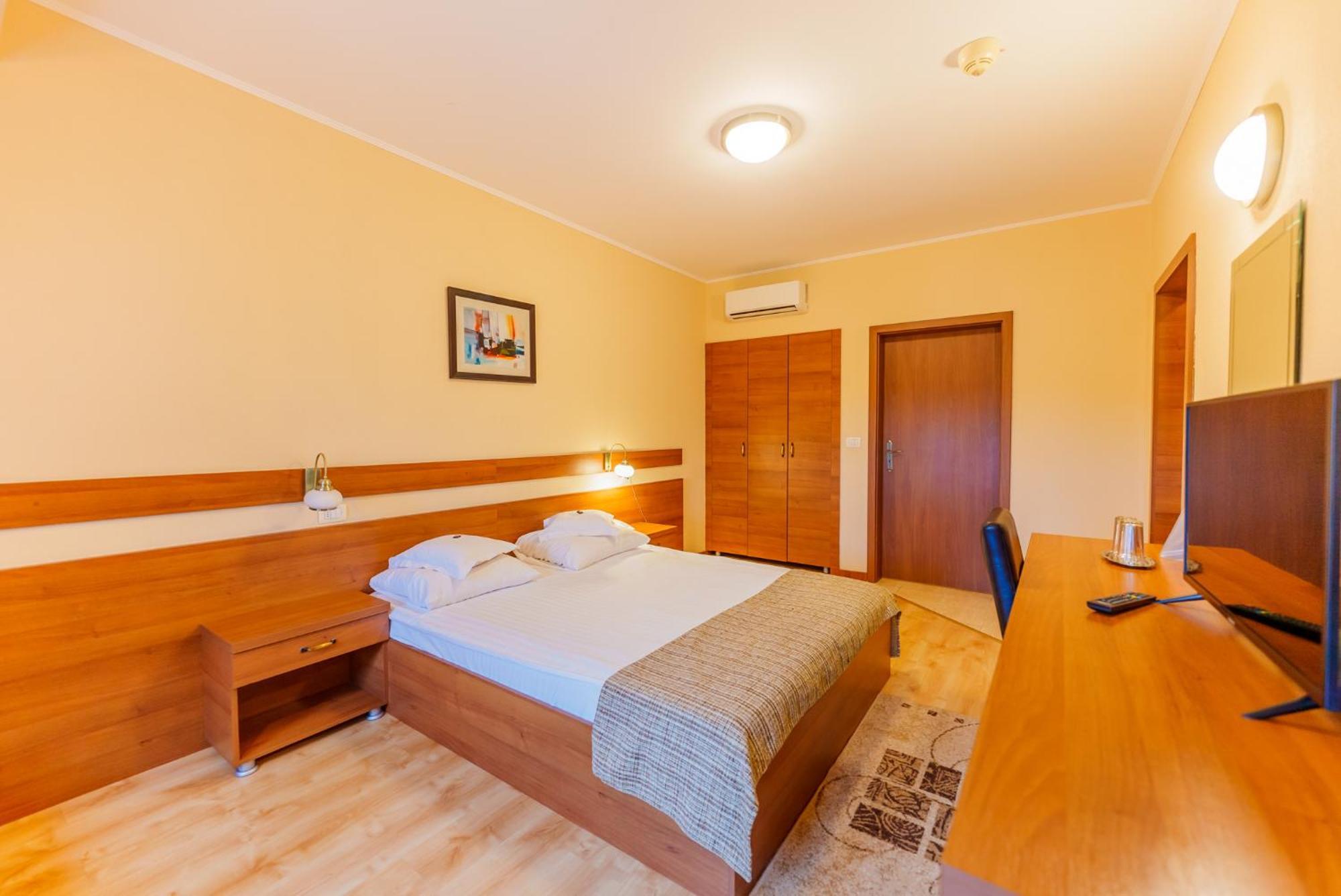 Hotel Crisana Arad Esterno foto