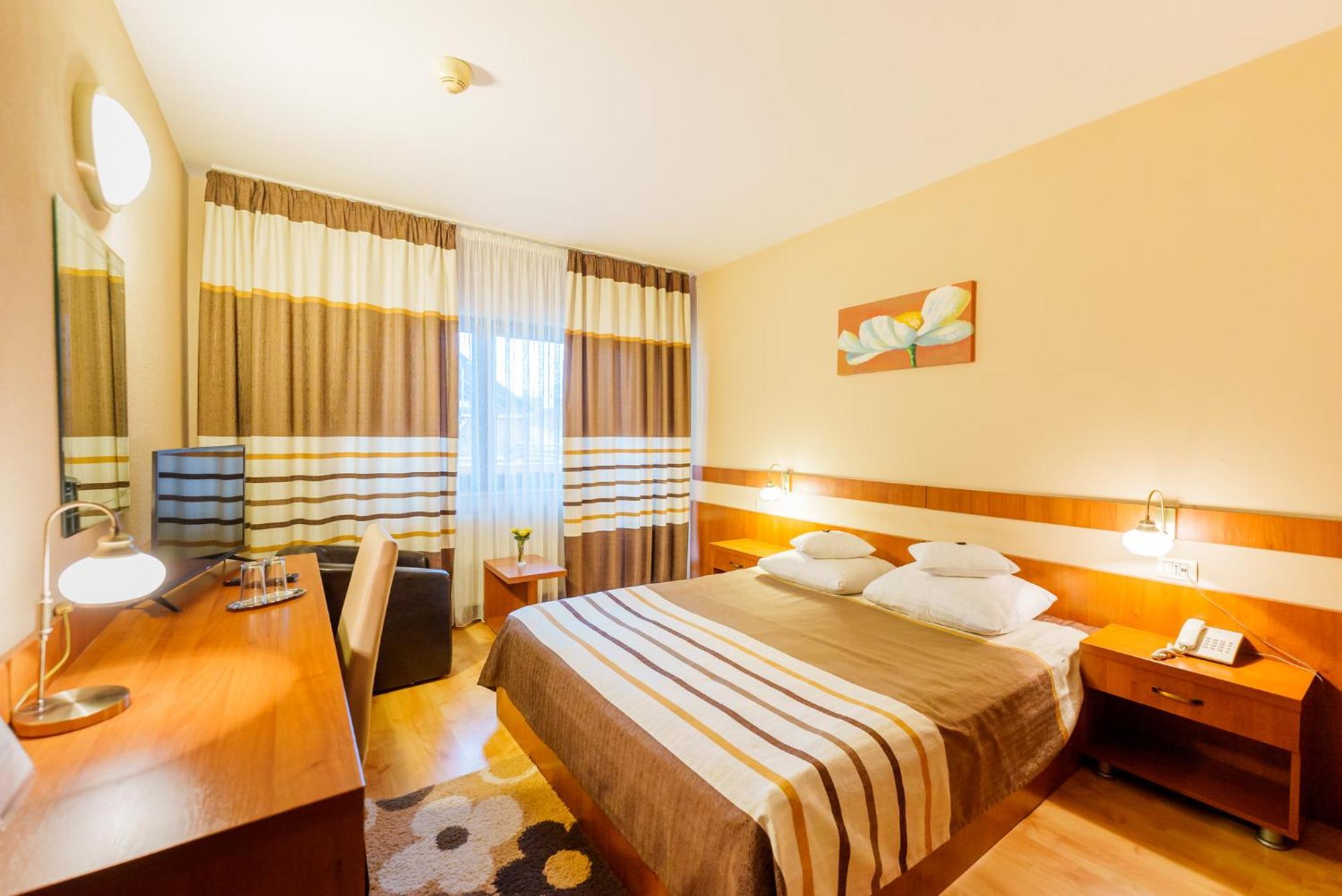 Hotel Crisana Arad Esterno foto