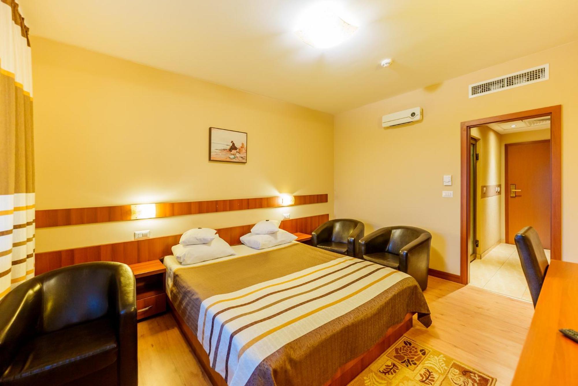 Hotel Crisana Arad Esterno foto