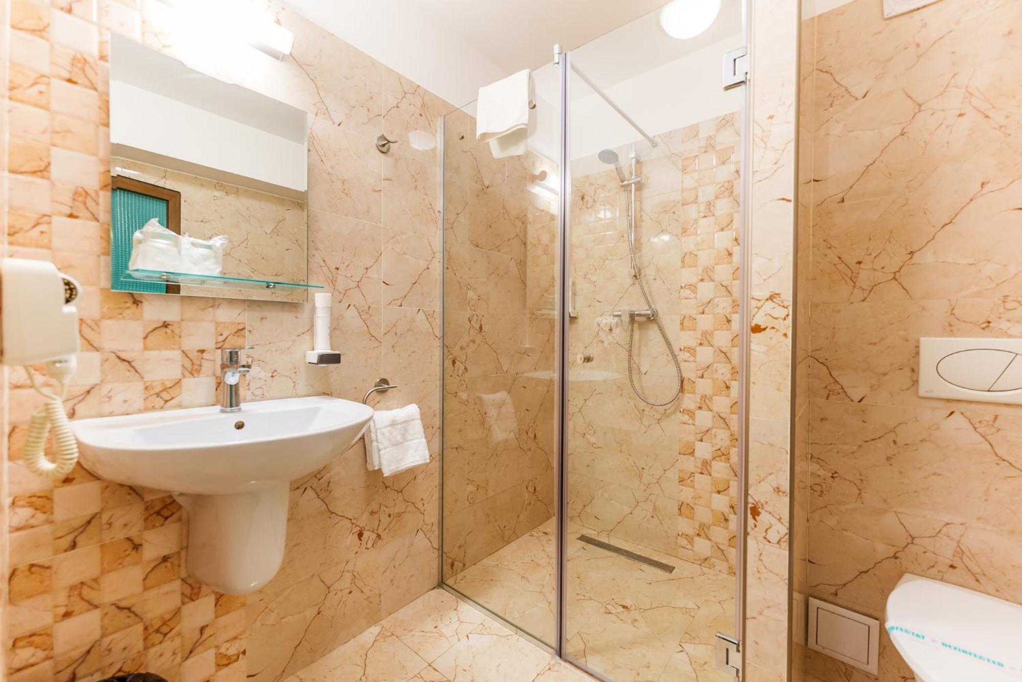 Hotel Crisana Arad Esterno foto