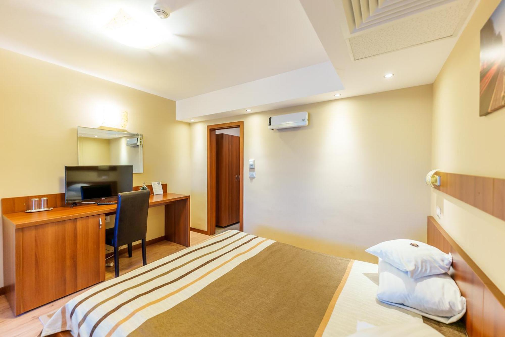 Hotel Crisana Arad Esterno foto